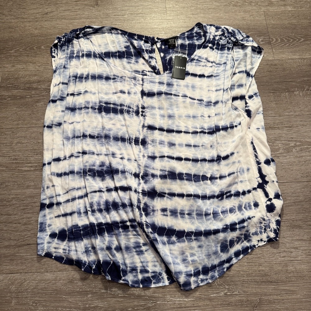 Torrid Top Womens Size 1 Blue Tye Dye Challis Button Back Shirt NWT Rayon Summer
